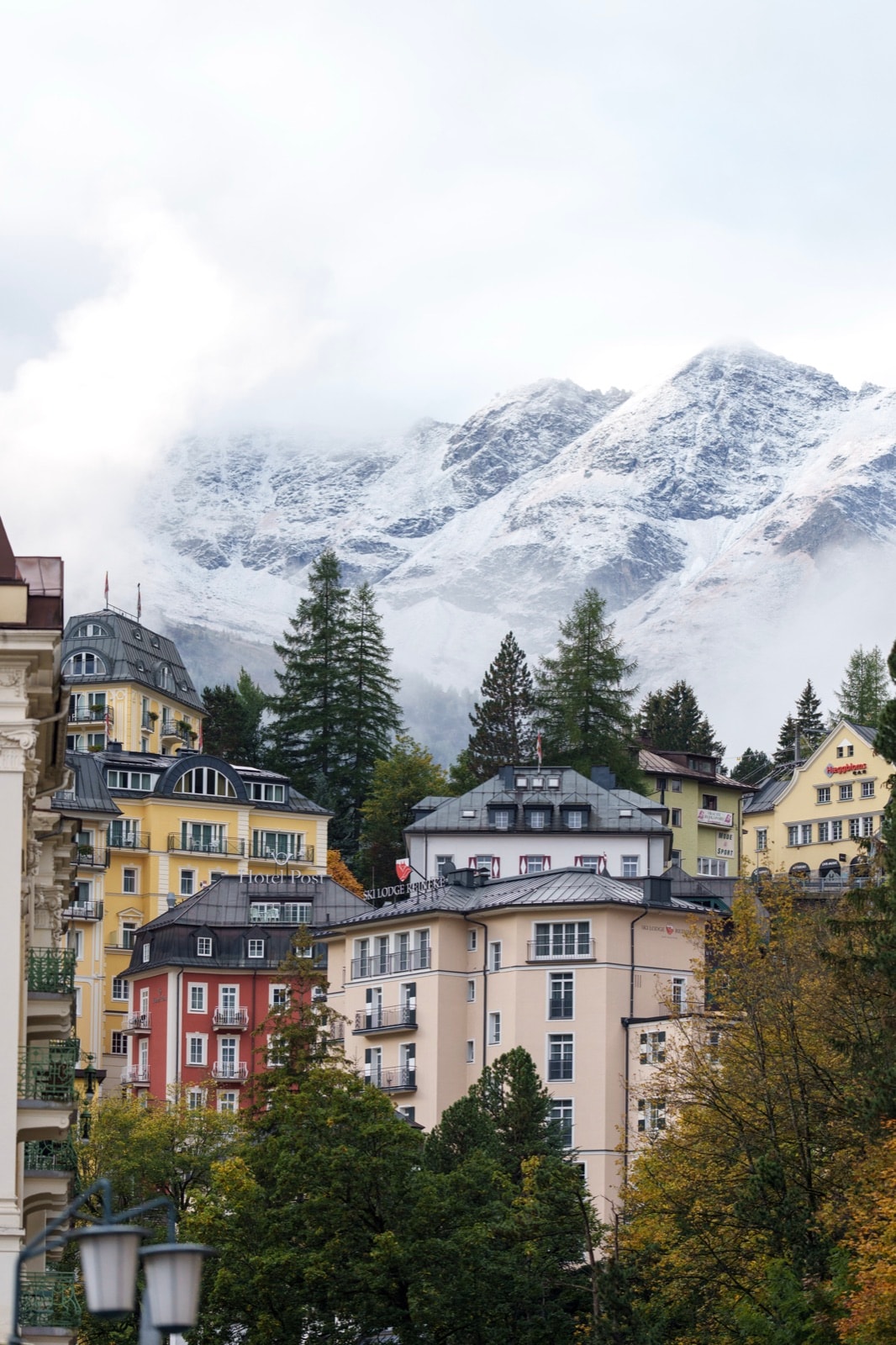 Die Hotels von Bad Gastein vor verschneiten Bergen