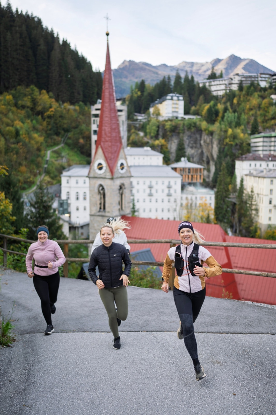 Drei Läuferinnen beim Morning Run durch Bad Gastein, dahinter die Kirche