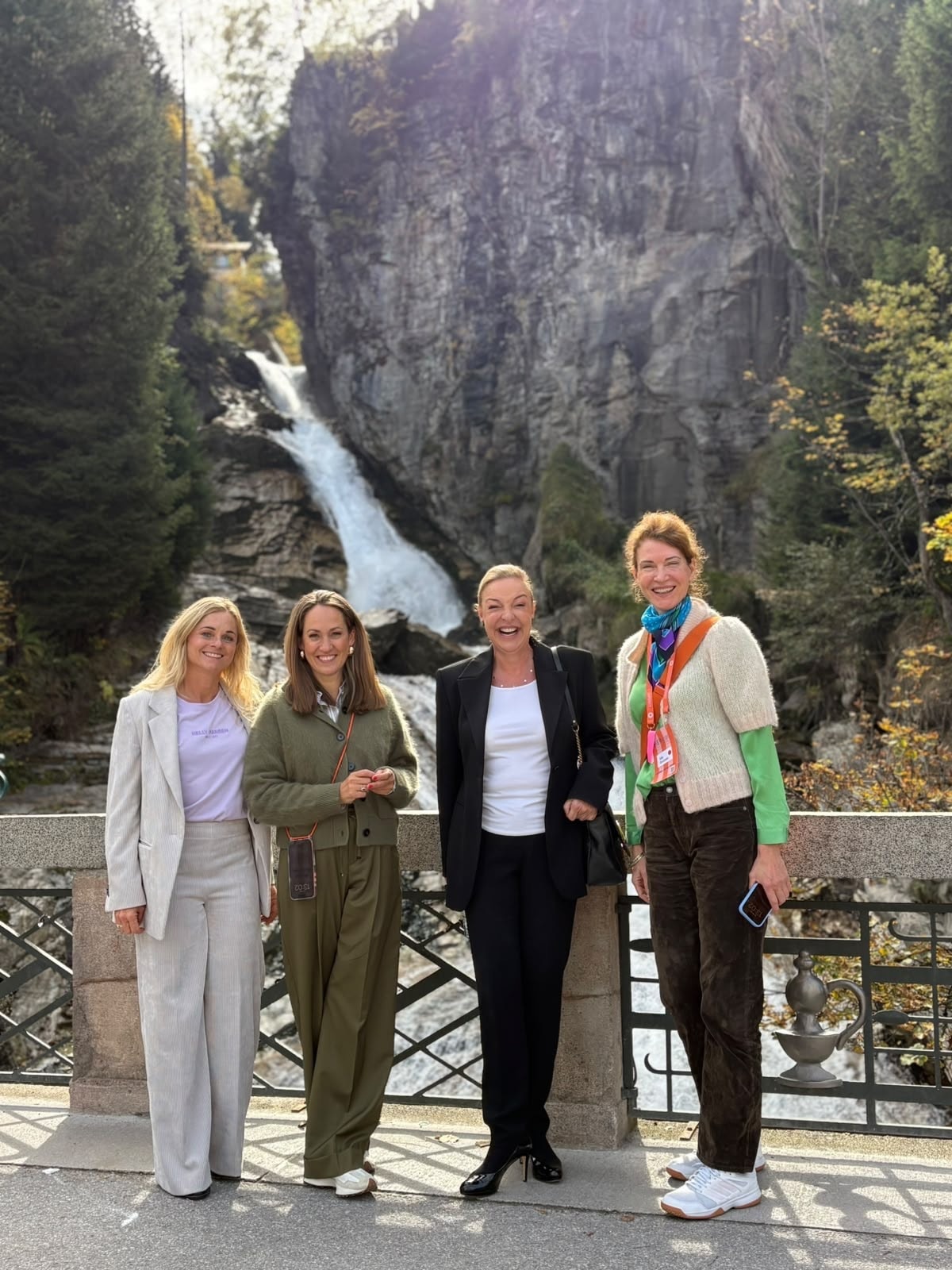 Vier Frauen auf der Brücke vor dem Gasteiner Wasserfall