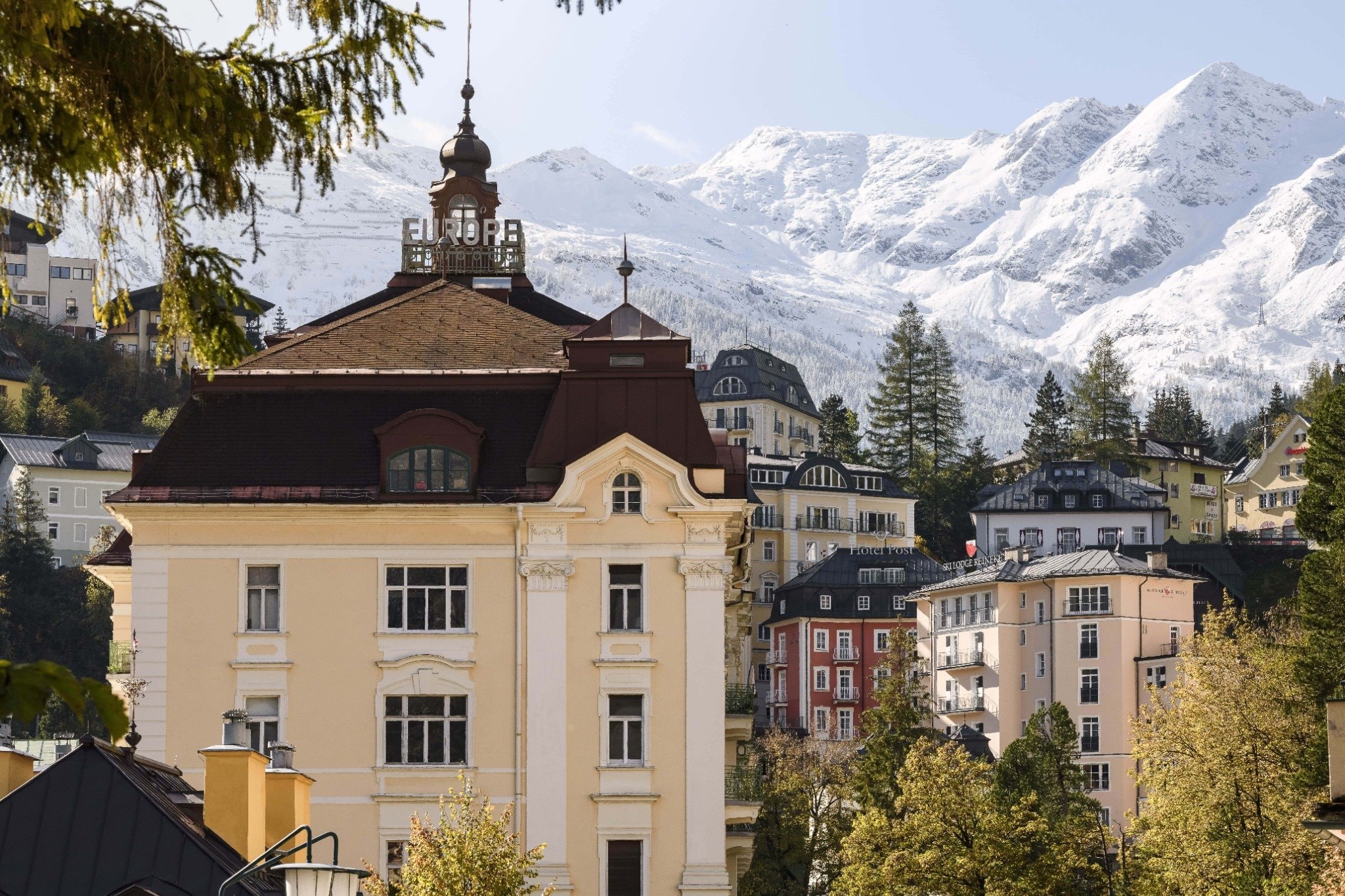 Belle-Époque-Villa vor verschneiten Gipfeln in Bad Gastein