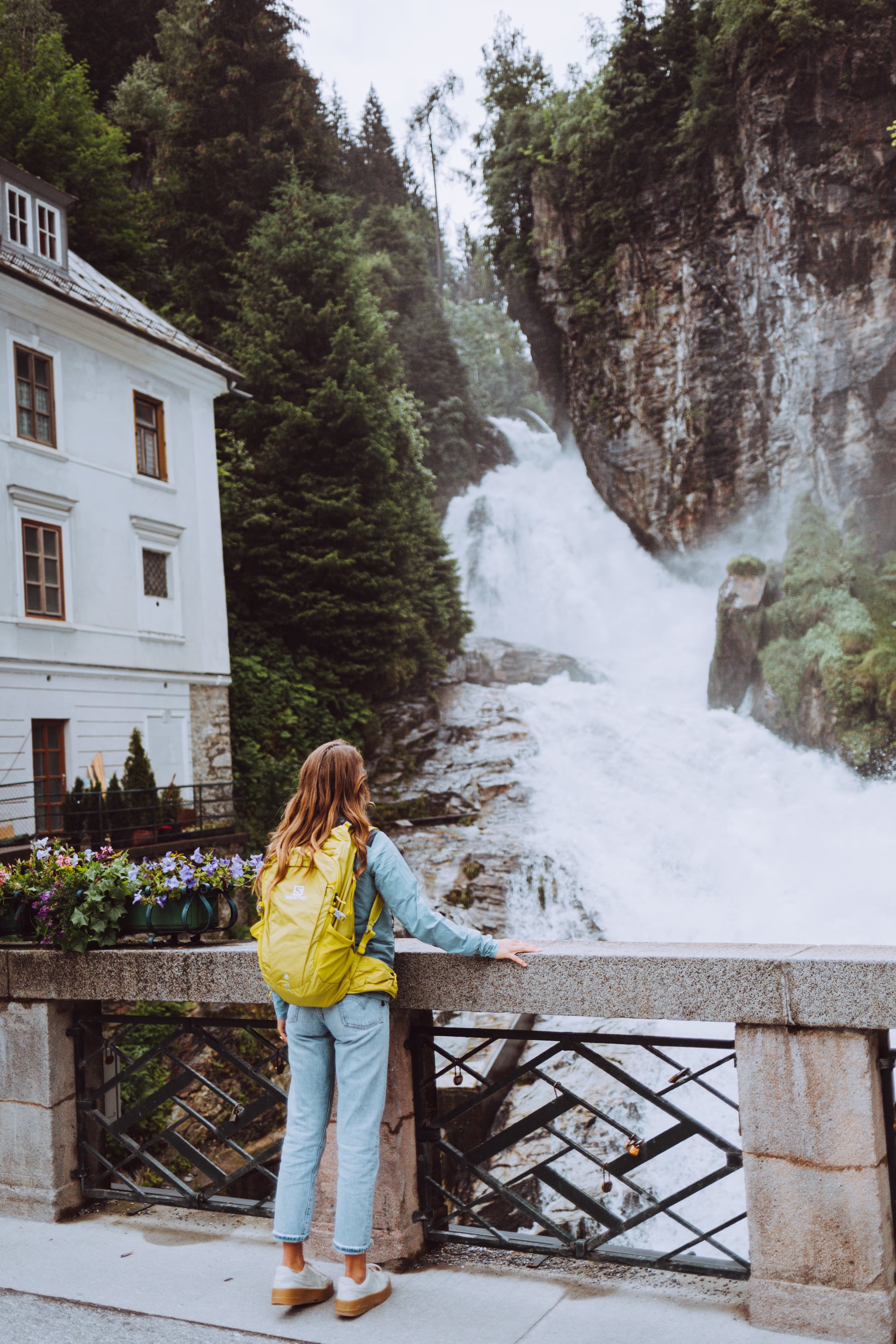 Eine Frau blickt auf den Wasserfall mitten in Bad Gastein